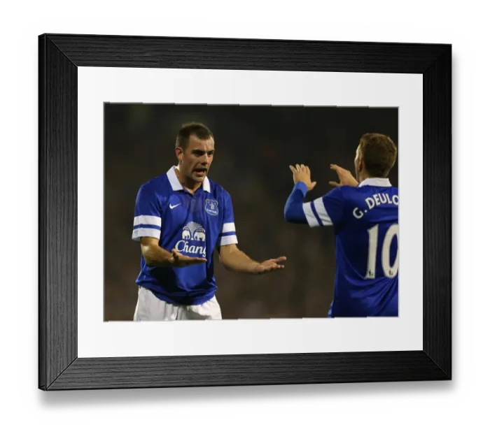 Framed Print : Everton's Gibson and Deulofeu Celebrate First Goal in Fulham vs. Everton Capital One Cup Match