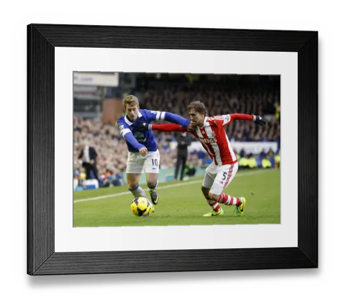 Framed Print : Deulofeu vs Muniesa: Everton vs Stoke City - Battle for Ball in Premier League Framed Print : Deulofeu vs Muniesa: Everton vs Stoke City - Battle for Ball in Premier League
