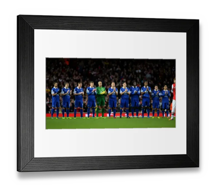 Framed Print : Everton Players Pay Tribute: A Minute's Silence Before Arsenal vs. Everton (1-1), Barclays Premier League (08-12-2013) Framed Print : Everton Players Pay Tribute: A Minute's Silence Before Arsenal vs. Everton (1-1), Barclays Premier League (08-12-2013)
