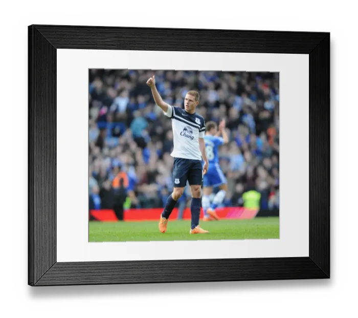 Framed Print : Barclays Premier League - Chelsea v Everton - Stamford Bridge Framed Print : Barclays Premier League - Chelsea v Everton - Stamford Bridge