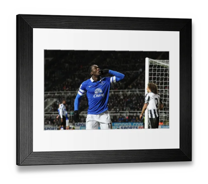 Framed Print : Evertons Romelu Lukaku celebrates scoring his sides second goal