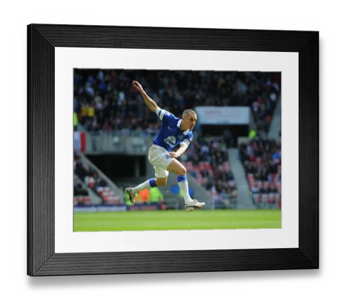 Framed Print : Osman's Stunner: Everton Takes the Lead over Sunderland in Barclays Premier League (12-04-2014)