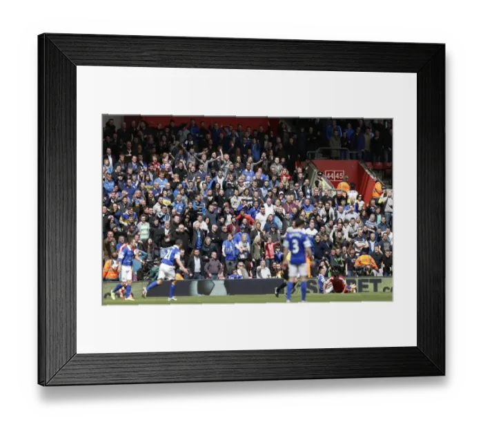 Framed Print : Everton Fans Unwavering Passion: Southampton vs. Everton (26-04-2014, St. Mary's: Southampton 2 - Everton 0)