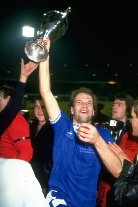Framed Print : 1985 European Cup Winners Cup Final: Everton's Andy Gray Lifts the Trophy After 3-1 Victory Over Rapid Vienna Framed Print : 1985 European Cup Winners Cup Final: Everton's Andy Gray Lifts the Trophy After 3-1 Victory Over Rapid Vienna