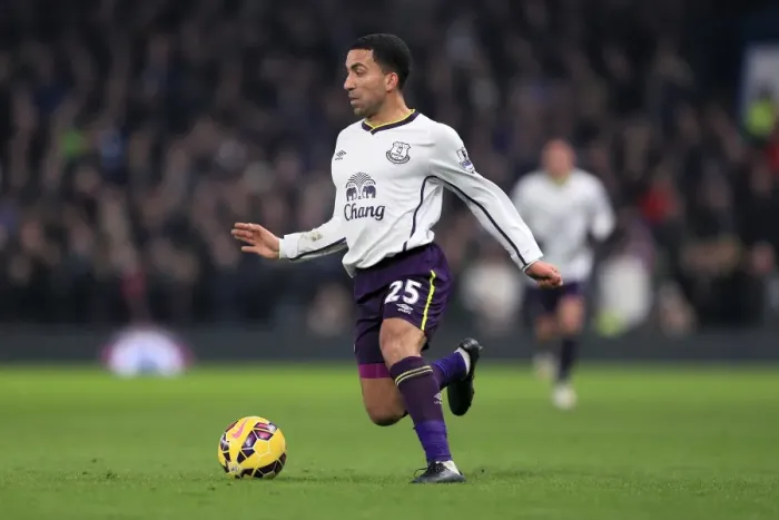 Framed Print : Aaron Lennon Charges Forward: Everton vs. Chelsea, Premier League Showdown at Stamford Bridge