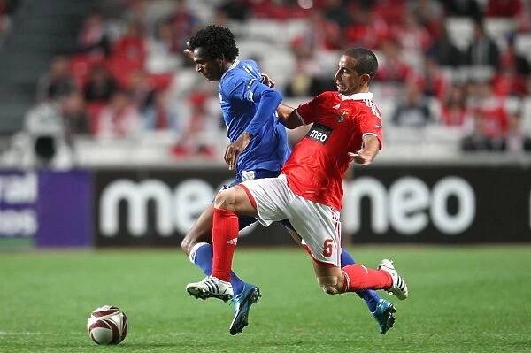 Amorim vs. Alves: A Battle for the Ball in the Europa League Clash between SL Benfica and Everton at Estadio da Luz