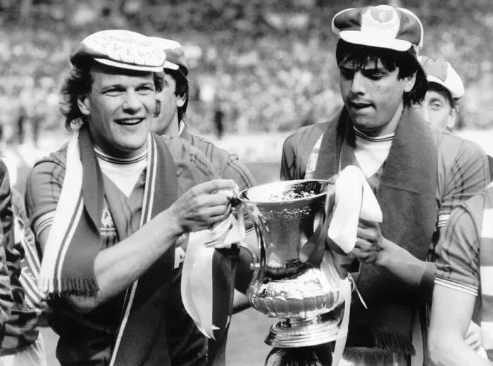 Framed Print : Andy Gray left and Graeme Sharp of Everton May 1984 hold the FA Cup Framed Print : Andy Gray left and Graeme Sharp of Everton May 1984 hold the FA Cup
