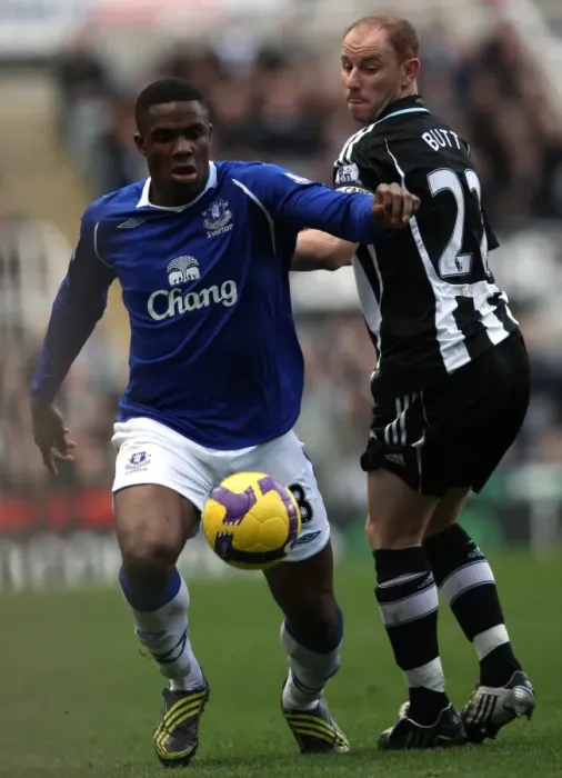 Framed Print : Anichebe vs Butt: A Fierce Rivalry Unfolds - Everton vs Newcastle United, Barclays Premier League (08 / 09) Framed Print : Anichebe vs Butt: A Fierce Rivalry Unfolds - Everton vs Newcastle United, Barclays Premier League (08 / 09)
