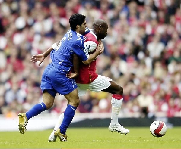 Arsenal v Everton 28 / 10 / 06 Evertons Mikel Arteta and Arsenals William Gallas in action