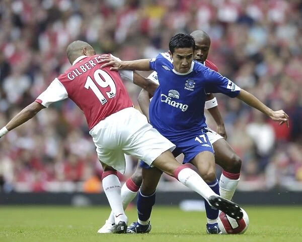 Arsenal v Everton Arsenals Gilberto Silva and Evertons Tim Cahill in action