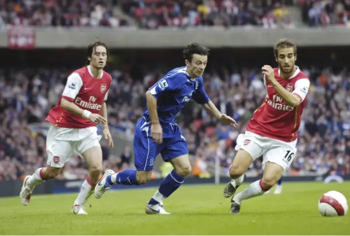 Framed Print : Arsenal v Everton Arsenals Mathieu Flamini and Evertons Simon Davies in action