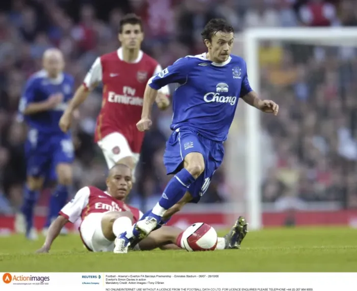 Framed Print : Arsenal v Everton - Evertons Simon Davies in action Mandatory Framed Print : Arsenal v Everton - Evertons Simon Davies in action Mandatory