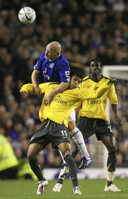 Framed Print : Arsenals Denilson challenges Evertons Carsley for the ball in Liverpool Framed Print : Arsenals Denilson challenges Evertons Carsley for the ball in Liverpool