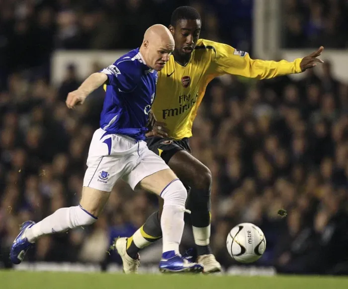 Framed Print : Arsenals Djourou challenges Evertons Johnson for the ball in Liverpool Framed Print : Arsenals Djourou challenges Evertons Johnson for the ball in Liverpool