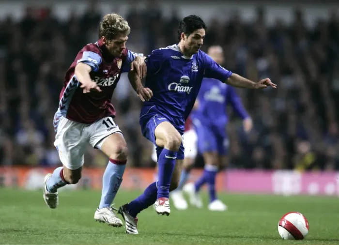 Framed Print : Aston Villa v Everton Stilian Petrov in action against Mikel Arteta