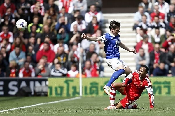 Baines vs. Clyne: A Premier League Rivalry Unfolds at St. Mary's (Southampton 2-Everton 0)