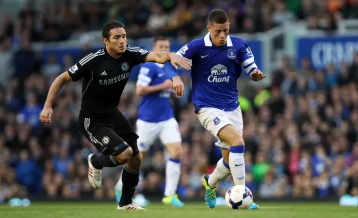 Framed Print : Barkley vs. Lampard: Everton's Young Star Clashes with Chelsea Veteran at Goodison Park (14-09-2013) Framed Print : Barkley vs. Lampard: Everton's Young Star Clashes with Chelsea Veteran at Goodison Park (14-09-2013)