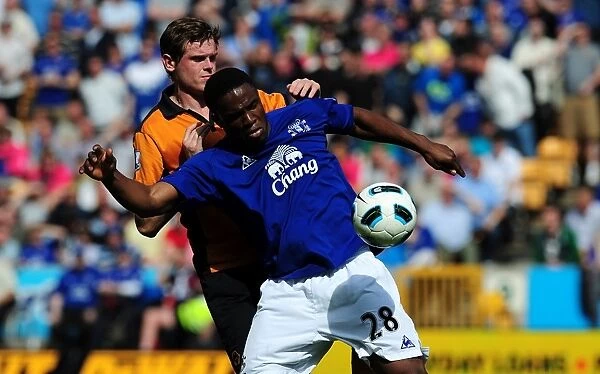 Battle for the Ball: Anichebe vs. Stearman - Everton vs. Wolverhampton Wanderers in the Premier League (09 April 2011)