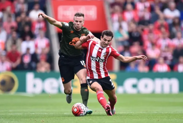 Framed Print : Battle for the Ball: Cleverly vs. Soares - Southampton vs. Everton, Premier League