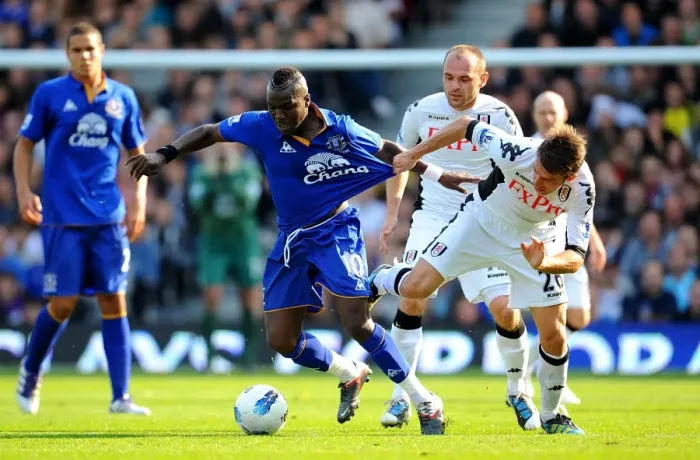 Framed Print : Battle for the Ball: Drenthe vs. Grygera - Fulham vs. Everton, Premier League (2011) Framed Print : Battle for the Ball: Drenthe vs. Grygera - Fulham vs. Everton, Premier League (2011)