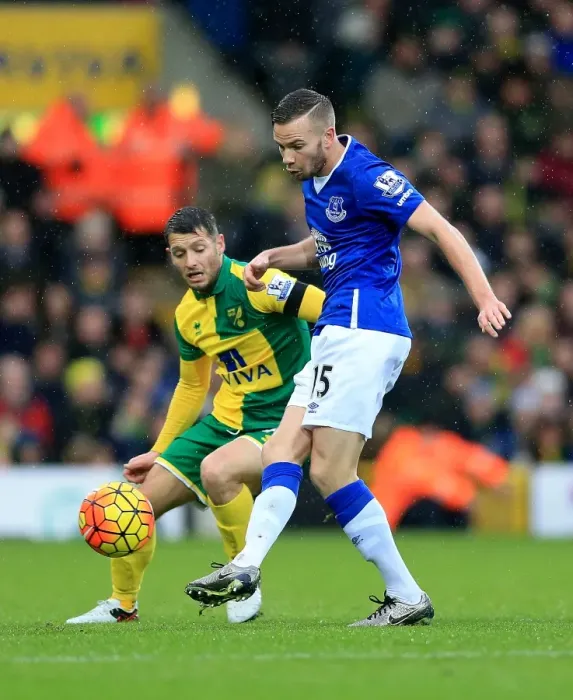 Framed Print : Battle for the Ball: Hoolahan vs. Cleverley - Norwich City vs. Everton