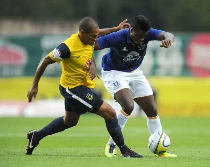 Framed Print : Battle for the Ball: Magaye Gueye vs Damian Batt, Oxford United vs Everton (2011) Framed Print : Battle for the Ball: Magaye Gueye vs Damian Batt, Oxford United vs Everton (2011)
