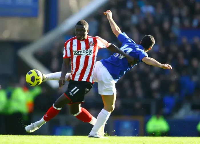 Framed Print : Battle for the Ball: Mikel Arteta vs. Sulley Muntari - Everton vs. Sunderland, Premier League, Goodison Park (2011) Framed Print : Battle for the Ball: Mikel Arteta vs. Sulley Muntari - Everton vs. Sunderland, Premier League, Goodison Park (2011)