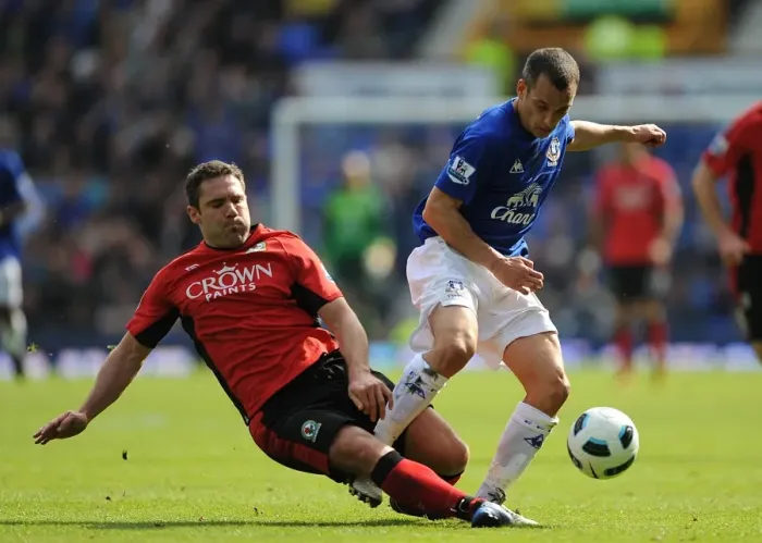 Framed Print : Battle for the Ball: Osman vs. Dunn - Everton vs. Blackburn Rovers, Premier League Rivalry (16 April 2011) Framed Print : Battle for the Ball: Osman vs. Dunn - Everton vs. Blackburn Rovers, Premier League Rivalry (16 April 2011)