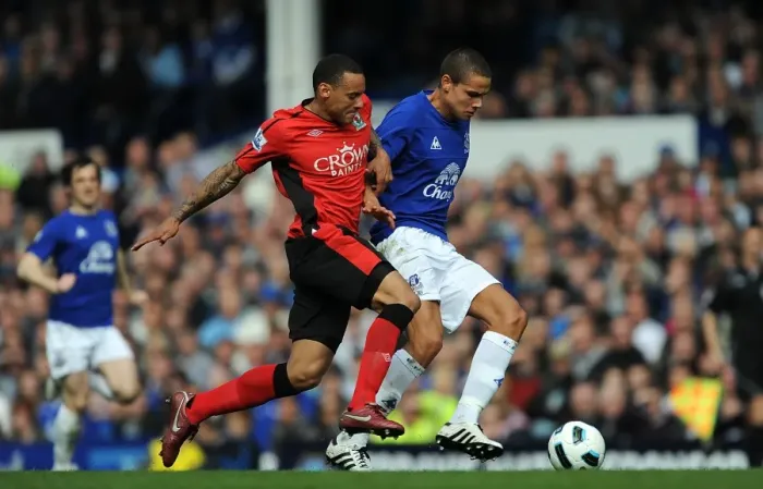 Framed Print : Battle for the Ball: Rodwell vs. Jones - Everton vs. Blackburn Rovers (BPL, Goodison Park, 16 April 2011) Framed Print : Battle for the Ball: Rodwell vs. Jones - Everton vs. Blackburn Rovers (BPL, Goodison Park, 16 April 2011)