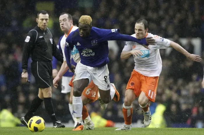 Framed Print : A Battle for the Ball: Saha vs Vaughan & Adam (February 2011) - Everton vs Blackpool Framed Print : A Battle for the Ball: Saha vs Vaughan & Adam (February 2011) - Everton vs Blackpool