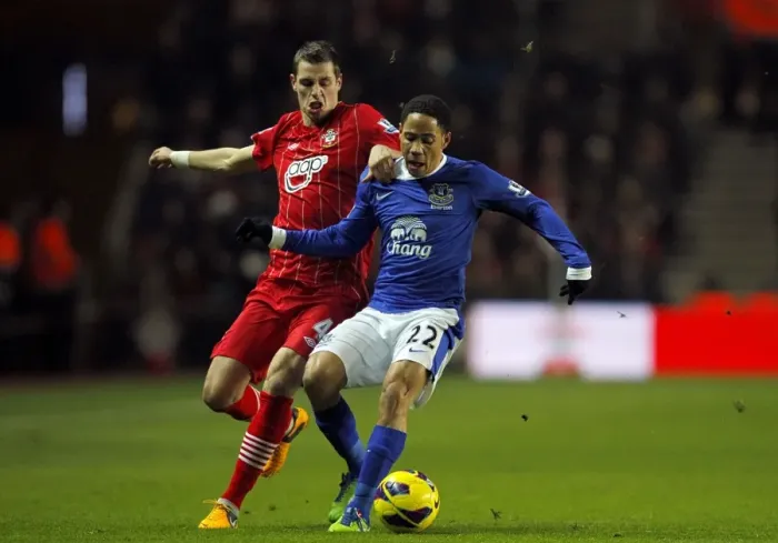Framed Print : Battle for the Ball: Schneiderlin vs. Pienaar - Premier League Rivalry: Southampton vs. Everton (21-01-2013) Framed Print : Battle for the Ball: Schneiderlin vs. Pienaar - Premier League Rivalry: Southampton vs. Everton (21-01-2013)
