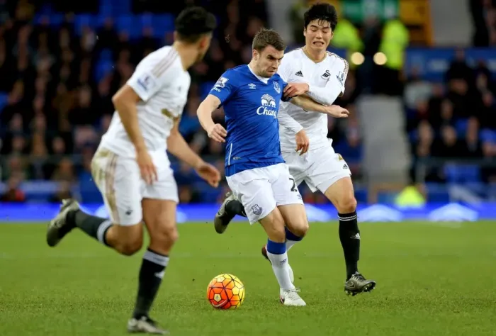 Framed Print : Battle for the Ball: Seamus Coleman vs. Ki Sung-yueng - Everton vs. Swansea City, Premier League Framed Print : Battle for the Ball: Seamus Coleman vs. Ki Sung-yueng - Everton vs. Swansea City, Premier League
