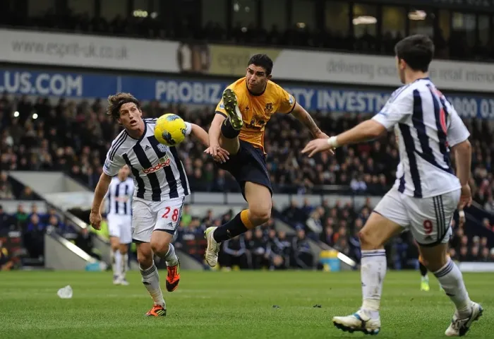 Framed Print : Battle for the Ball: Stracqualursi vs Jones - Everton vs West Bromwich Albion, Premier League (01 January 2012) Framed Print : Battle for the Ball: Stracqualursi vs Jones - Everton vs West Bromwich Albion, Premier League (01 January 2012)