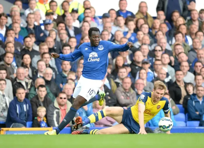 Framed Print : Battle for Ball Supremacy: Lukaku vs Mertesacker - Everton vs Arsenal, Premier League Framed Print : Battle for Ball Supremacy: Lukaku vs Mertesacker - Everton vs Arsenal, Premier League