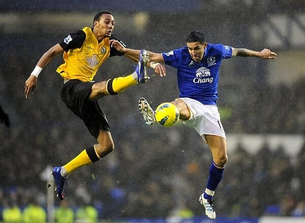 Battle for the Ball: Tim Cahill vs. Steven Nzonzi - Everton vs. Blackburn Rovers, Premier League (2012)
