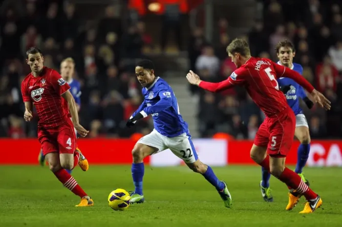 Framed Print : Battle for Possession: Pienaar's Tussle with Hooiveld and Schneiderlin - Everton vs Southampton (0-0, January 2013) Framed Print : Battle for Possession: Pienaar's Tussle with Hooiveld and Schneiderlin - Everton vs Southampton (0-0, January 2013)