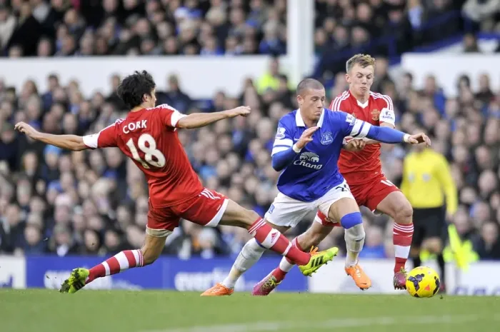 Framed Print : Battling Midfielders: Ross Barkley's Tussle with Ward-Prowse and Cork (Everton vs. Southampton)