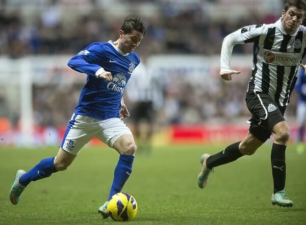 Battling for Possession: Santon vs. Oviedo in Newcastle United vs. Everton's Premier League Clash (2-1 in favor of Everton, St. James Park, 02-01-2013)