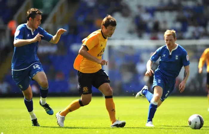 Framed Print : Birmingham's Mutch and Burke Put Pressure on Everton's Bilyaletdinov
