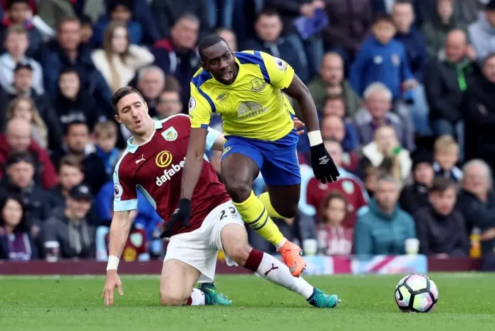 Framed Print : Burnley vs Everton: Intense Battle for Possession - Yannick Bolasie vs Stephen Ward Framed Print : Burnley vs Everton: Intense Battle for Possession - Yannick Bolasie vs Stephen Ward