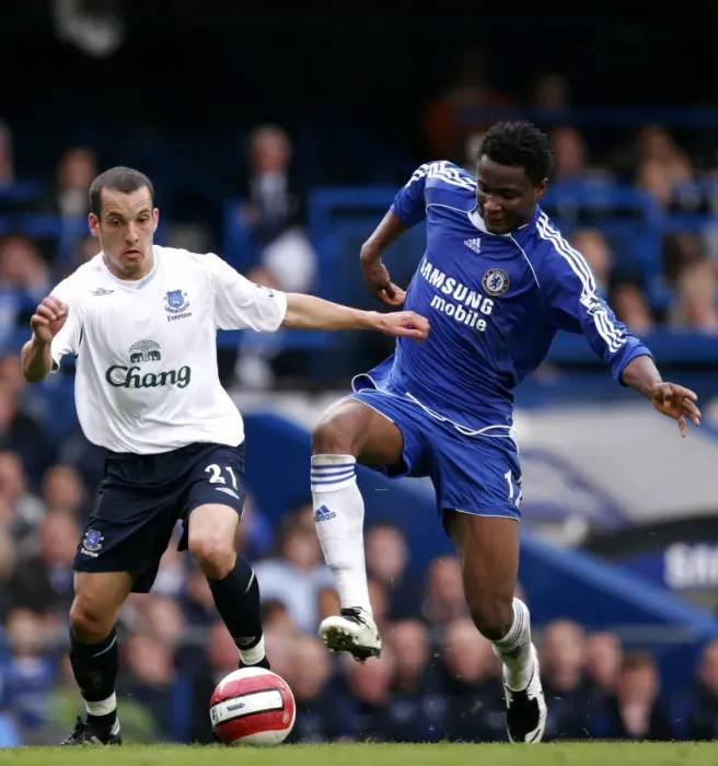 Framed Print : Chelsea v Everton - Leon Osman in action against John Obi Mikel Framed Print : Chelsea v Everton - Leon Osman in action against John Obi Mikel