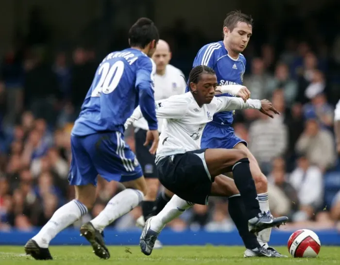 Framed Print : Chelsea v Everton - Manuel Fernandes in action against Frank Lampard