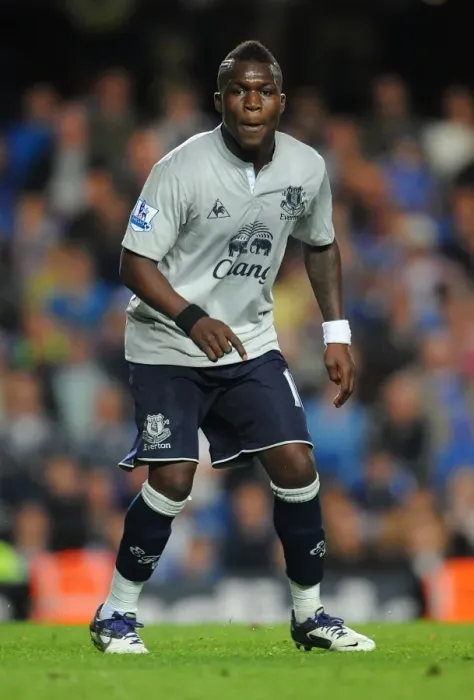 Framed Print : Clash at Stamford Bridge: Royston Drenthe Leads Everton's Charge (BPL, 15 October 2011) Framed Print : Clash at Stamford Bridge: Royston Drenthe Leads Everton's Charge (BPL, 15 October 2011)