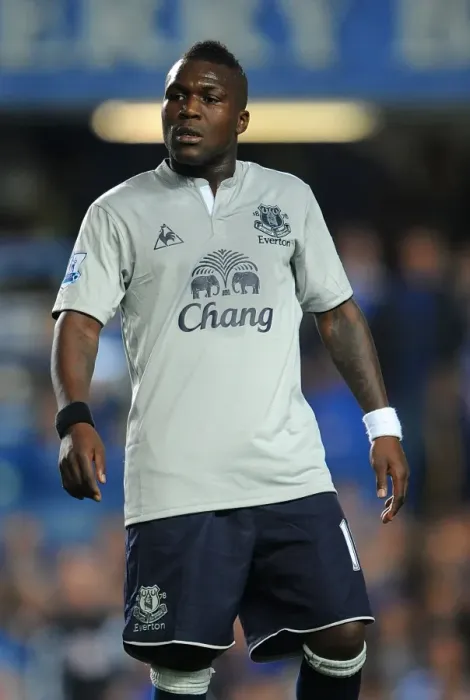 Framed Print : Clash at Stamford Bridge: Royston Drenthe's Everton Battle Against Chelsea (15 October 2011, Barclays Premier League) Framed Print : Clash at Stamford Bridge: Royston Drenthe's Everton Battle Against Chelsea (15 October 2011, Barclays Premier League)