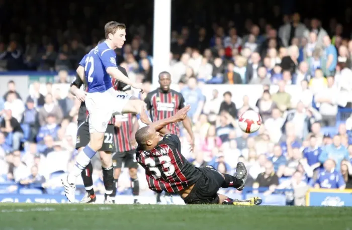 Framed Print : Dan Gosling Scores First Everton Goal Against Manchester City (25 / 4 / 09, Goodison Park) Framed Print : Dan Gosling Scores First Everton Goal Against Manchester City (25 / 4 / 09, Goodison Park)