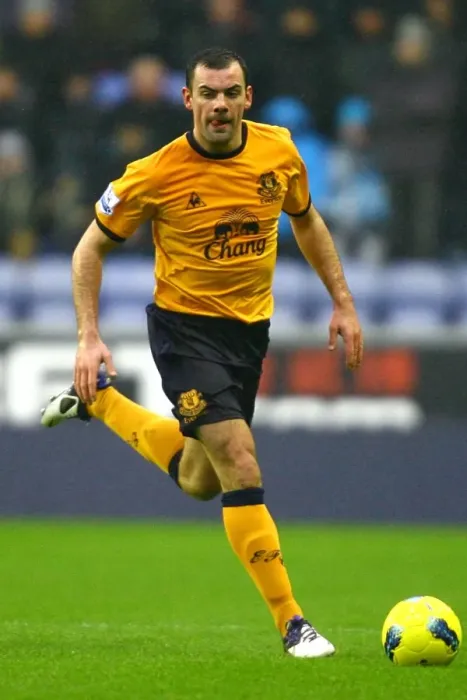 Framed Print : Darron Gibson in Action: Everton vs. Wigan Athletic, Barclays Premier League (04 February 2012) Framed Print : Darron Gibson in Action: Everton vs. Wigan Athletic, Barclays Premier League (04 February 2012)