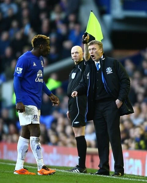 David Moyes Intensely Discusses Game Strategy with Louis Saha during Everton vs. Sunderland (Barclays Premier League, 26 February 2011, Goodison Park)