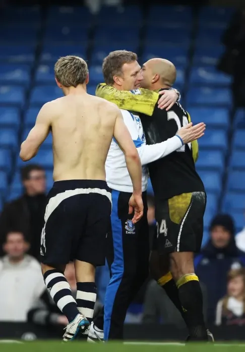 Framed Print : David Moyes and Tim Howard: Celebrating Everton's FA Cup Upset Against Chelsea at Stamford Bridge (Fourth Round Replay, 19 February 2011) Framed Print : David Moyes and Tim Howard: Celebrating Everton's FA Cup Upset Against Chelsea at Stamford Bridge (Fourth Round Replay, 19 February 2011)