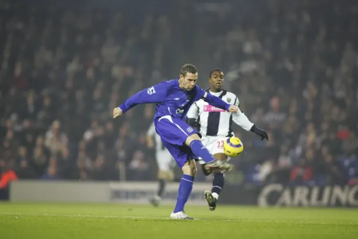 Framed Print : David Weir: Defending for Everton FC - Clearing the Lines Framed Print : David Weir: Defending for Everton FC - Clearing the Lines
