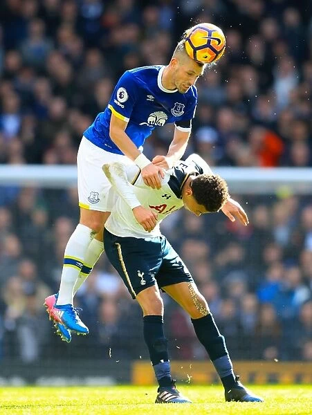 Dele Alli vs. Morgan Schneiderlin: Intense Battle for Ball Possession - Tottenham Hotspur vs. Everton (Premier League)